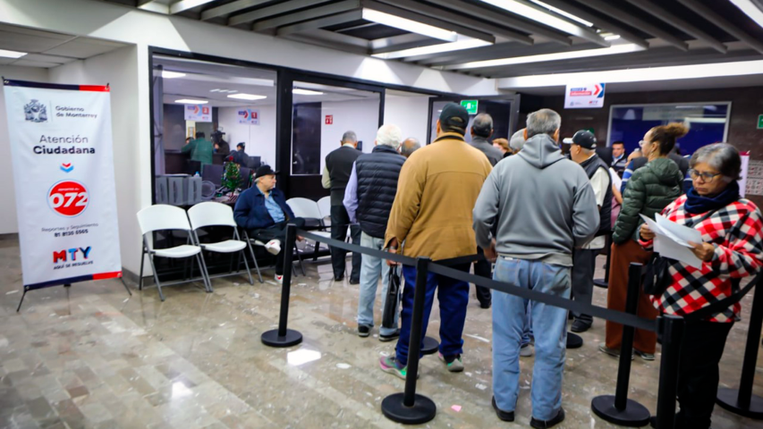 Contribuyentes pagan el impuesto predial en Monterrey.