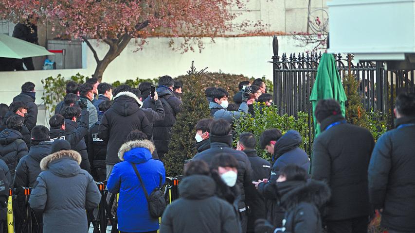 Un grupo de seguidores del presidente suspendido Yoon Suk Yeol trataba de impedir el ingreso de agentes a su casa  (Photo by JUNG Yeon-je / AFP)