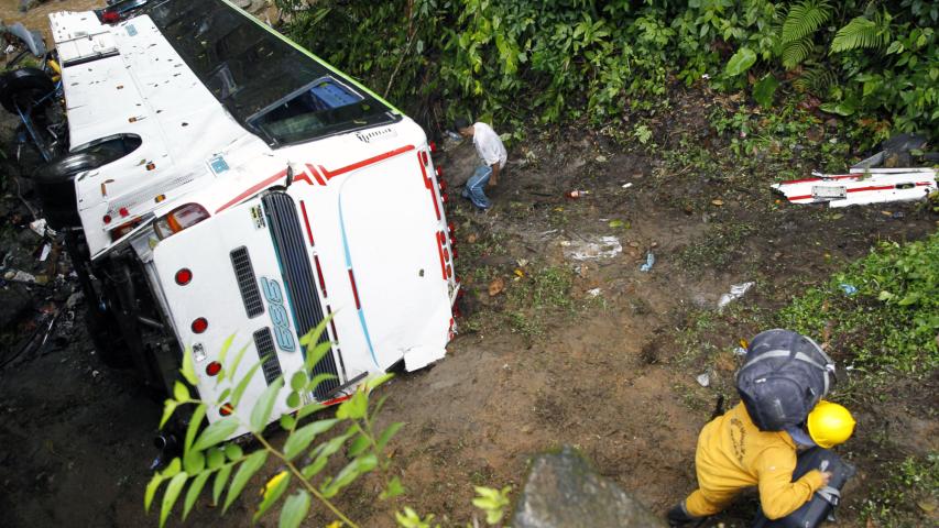 El autobús había salido de la ciudad de Cali transportando a un grupo de turistas hacia el Santuario de Nuestra Señora del Rosario de Las Lajas, cerca de la frontera con Ecuador.