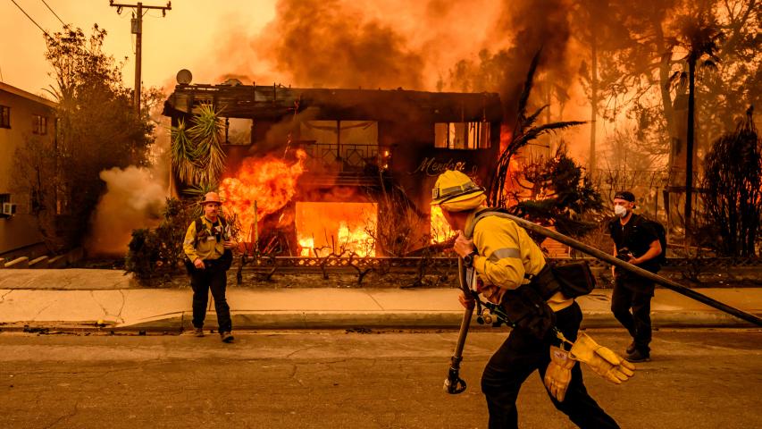 Bomberos intentan controlar el fuego que ha devorado varios edificios en Eaton, en el área de Altadena del condado de Los Ángeles, California.