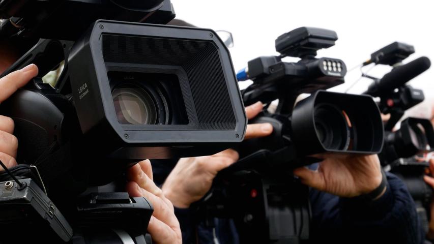 Un total de 361 trabajadores de prensa estaban encarcelados a final de 2024, denunció este jueves el Comité de Protección de los Periodistas (CPJ por sus siglas en inglés) en el que destaca que China e Israel encabezan esta lista.
¡Síguenos en nuestras redes sociales para mantenerte informado!
Twitter: https://twitter.com/eleconomista
Facebook: https://www.facebook.com/ElEconomista.mx
Instagram: https://www.instagram.com/eleconomistamx
LinkedIn: https://www.linkedin.com/company/el-economista/
#ElEconomista #EETV
