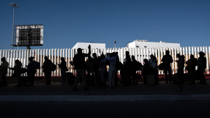 Solicitantes de asilo hacen fila antes de cruzar a Estados Unidos para su cita en el puerto de cruce de El Chaparral, en Tijuana, Baja California.