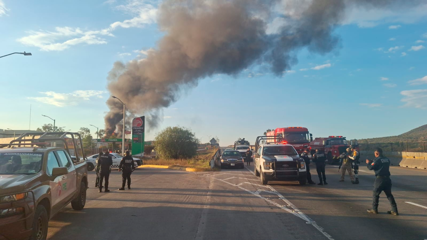 El incendio de un ducto provocó el cierre e la circulación de en la autopista México-Querétaro.