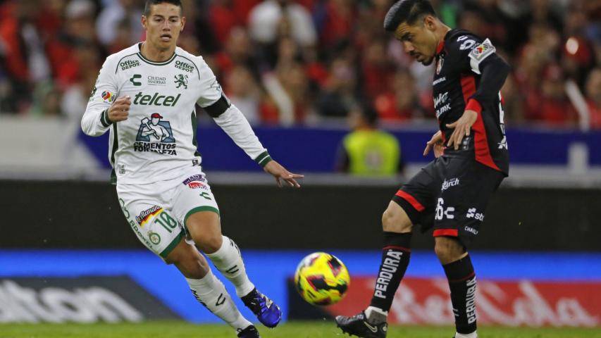 James Rodríguez recibió el gafete de capitán por parte de sus compañeros al momento de ingresar.