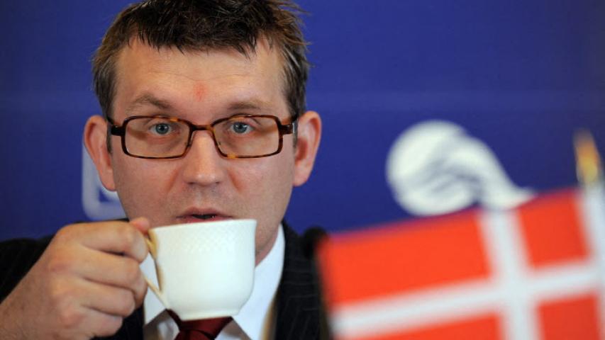 Danish Environment Minister Troels Lund Poulsen drinks a cup of tea in New Delhi on February 20, 2009. Poulsen addressed the Indian-Danish Water Days session organised by The Confederation of Indian Industries (CII). AFP PHOTO/ MANAN VATSYAYANA (Photo by MANAN VATSYAYANA / AFP)