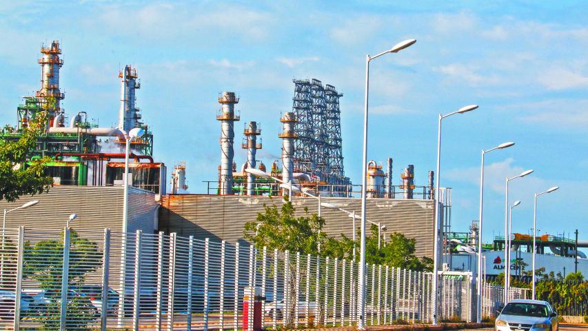 Petróleos Mexicanos invirtió 12,000 millones de pesos anuales el sexenio pasado para modernizar el Sistema Nacional de Refinación existente.
