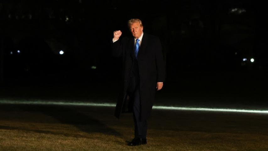 El presidente de Estados Unidos, Donald Trump, levanta el puño al llegar a la Casa Blanca en Washington, DC.
