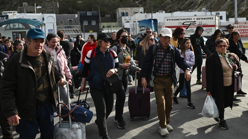 Cientos de habitantes huyen de Santorini, en Grecia, ante actividad sísmica