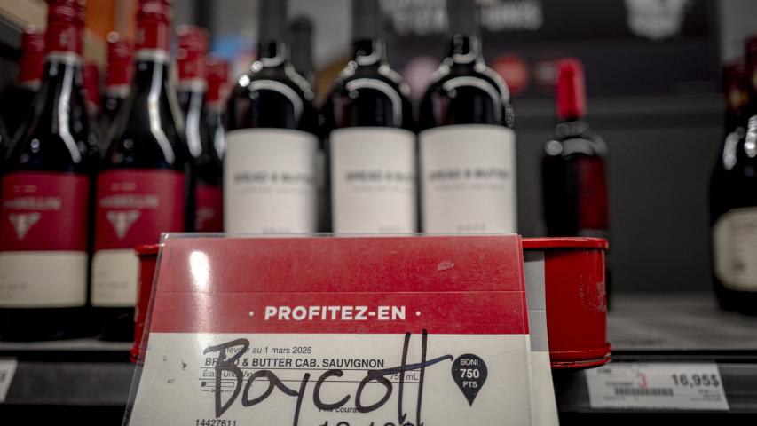 Varias provincias -entre estas Ontario, que vende anualmente casi 1,000 millones de dólares estadounidenses en bebidas alcohólicas dijeron que dejarían inmediatamente de vender cerveza, vino y licores estadounidenses en señal de protesta.