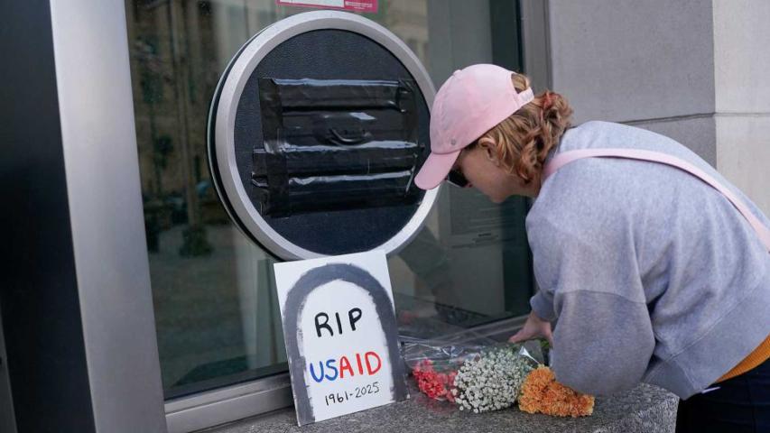 Los efectivos de la Usaid pasarían de unos 10,000 empleados a menos de 300, según informó The New York Times.
Para más información del tema, visita: https://www.eleconomista.com.mx/internacionales/trump-quiere-cerrar-agencia-estados-unidos-desarrollo-usaid-20250207-745468.html
¡Síguenos en nuestras redes sociales para mantenerte informado!
Twitter: https://twitter.com/eleconomista
Facebook: https://www.facebook.com/ElEconomista.mx
Instagram: https://www.instagram.com/eleconomistamx
LinkedIn: https://www.linkedin.com/company/el-economista/
#ElEconomista #EETV