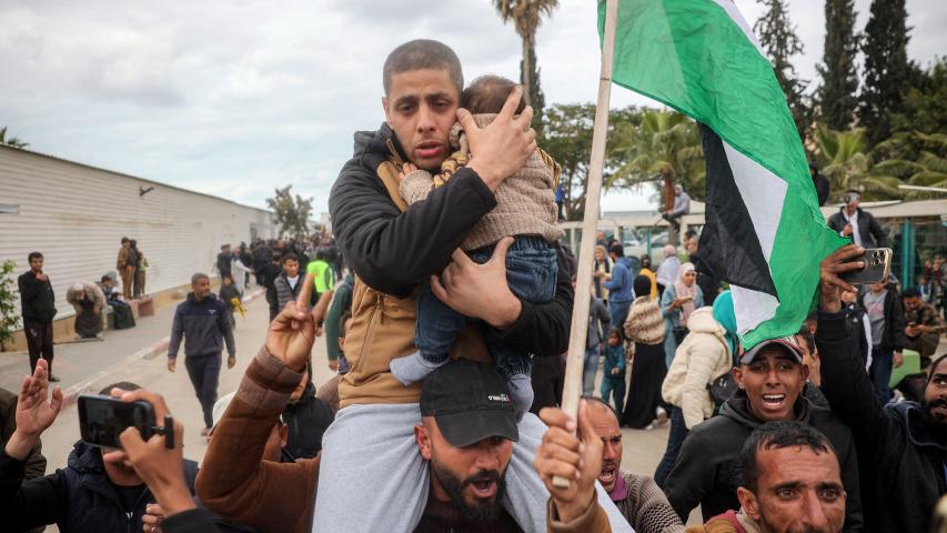 Uno de los prisioneros palestinos liberados en el quinto intercambio de rehenes bajo el acuerdo de alto el fuego en Gaza abraza a su hijo pequeño mientras lo lleva en los hombros de un hombre a su llegada al Hospital Europeo de Khan Yunis, en el sur de la Franja de Gaza.