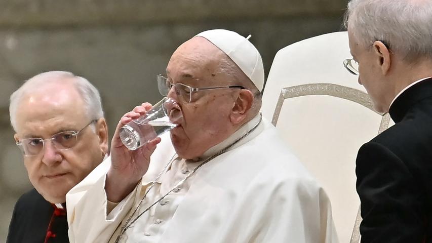 El papa Francisco es hospitalizado en Roma por una bronquitis que le  impedía hablar