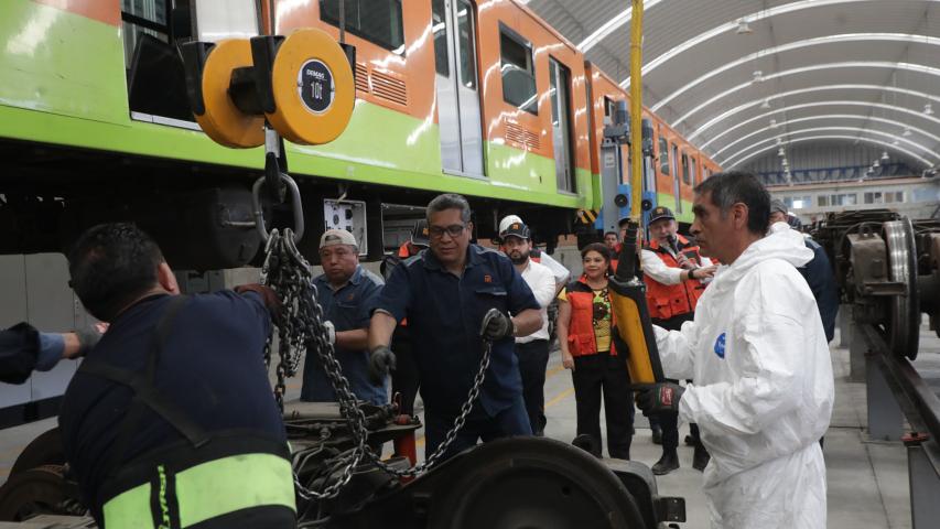 El director general del STC Metro, Guillermo Calderón Aguilera, explicó que el taller La Paz ahora cuenta con equipos de alta tecnología.