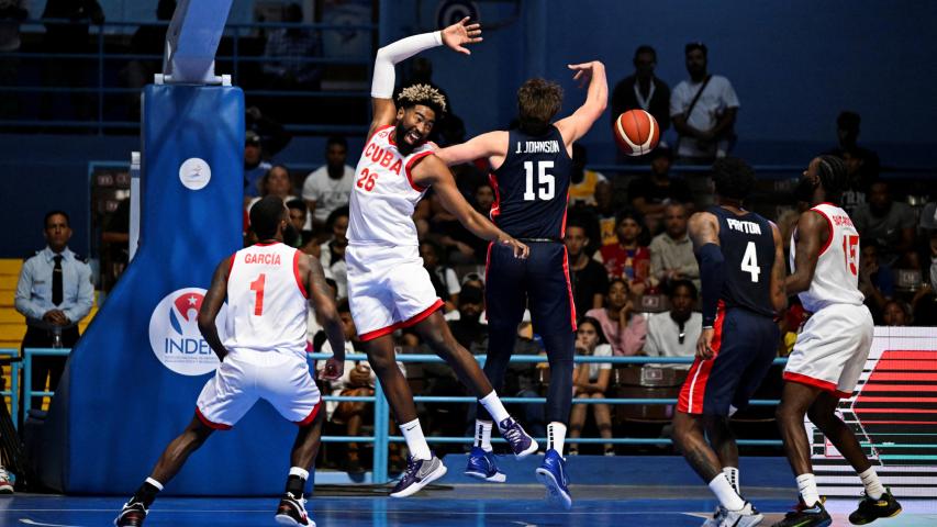 Jugadores de Cuba y Estados Unidos disputan el balón durante el partido de baloncesto de los Clasificatorios a la FIBA Americup 2025, en el Coliseo de la Ciudad Deportiva de La Habana.