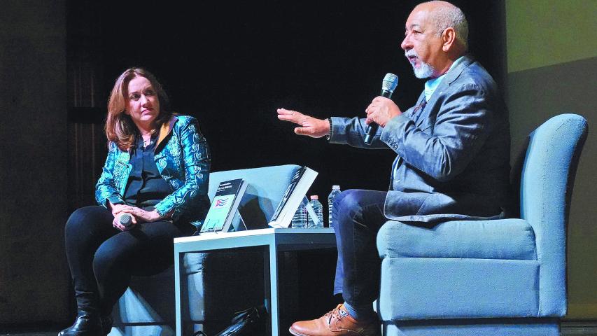 La conversación. Padura charló con la escritora Rosa Beltrán en la Sala Miguel Covarrubias de Ciudad Universitaria.