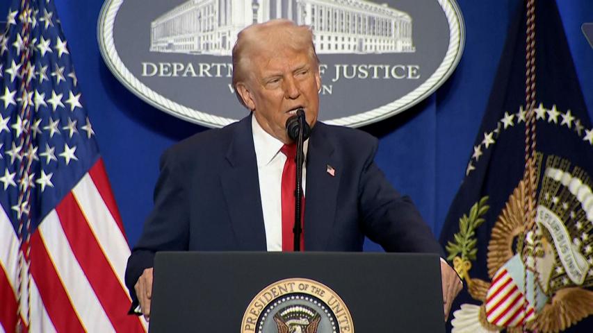 El presidente Donald Trump calificó este viernes de “ilegales” y “corruptos” a los medios de comunicación estadounidenses que lo critican.
¡Síguenos en nuestras redes sociales para mantenerte informado!
Twitter: https://twitter.com/eleconomista
Facebook: https://www.facebook.com/ElEconomista.mx
Instagram: https://www.instagram.com/eleconomistamx
LinkedIn: https://www.linkedin.com/company/el-economista/
#ElEconomista #EETV