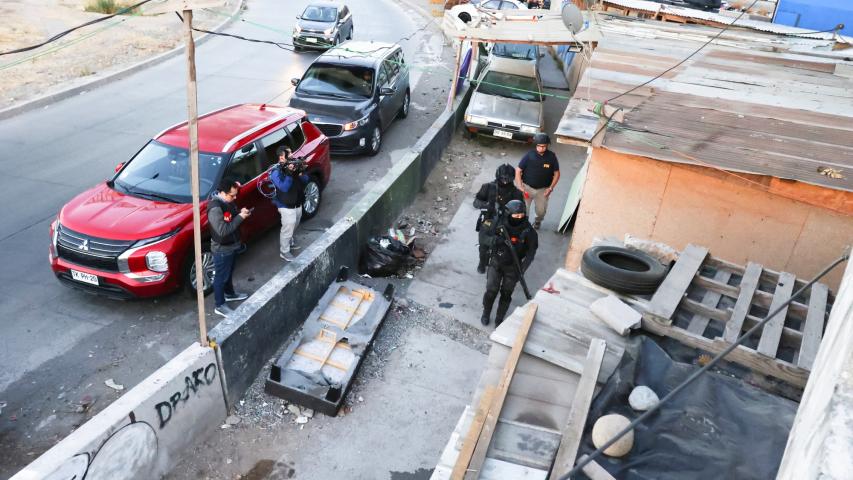 Imagen difundida por la Policía de Investigaciones de Chile muestra un operativo policial realizado para desmantelar una célula de la banda criminal venezolana Tren de Aragua.