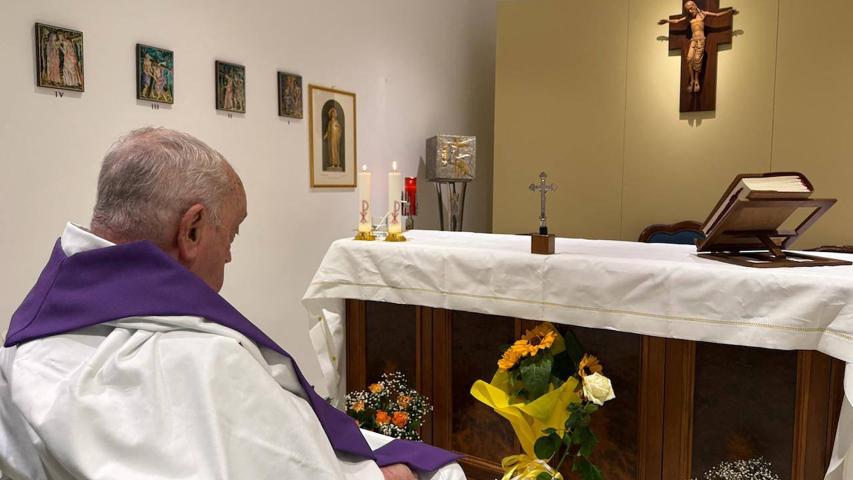 El Papa Francisco durante una misa oficiada en la capilla del Hospital Gemelli. Foto: AFP
