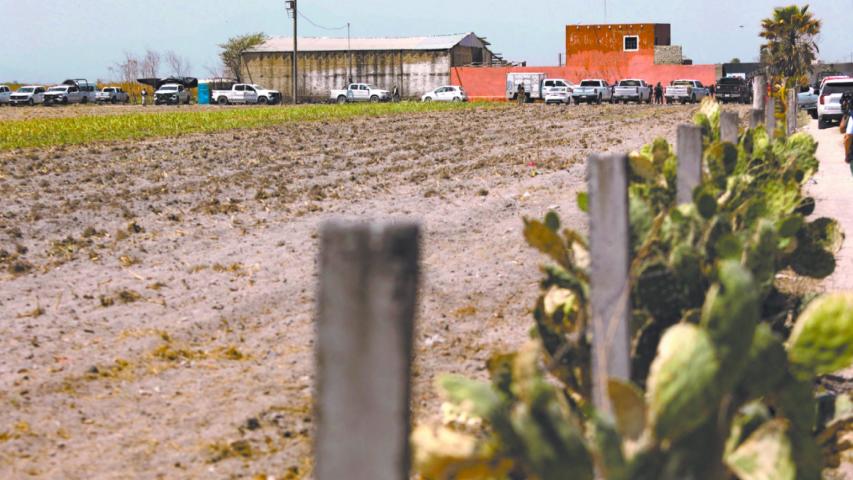 Otros dos expolicías también fueron vinculados a proceso. De acuerdo con las indagatorias, participaron en hechos similares. Detuvieron a un civil y lo entregaron en el Rancho Izaguirre.
Para más información del tema, visita: https://www.eleconomista.com.mx/politica/vinculan-proceso-expolicia-caso-izaguirre-20250330-752721.html
¡Síguenos en nuestras redes sociales para mantenerte informado!
Twitter: https://twitter.com/eleconomista
Facebook: https://www.facebook.com/ElEconomista.mx
Instagram: https://www.instagram.com/eleconomistamx
LinkedIn: https://www.linkedin.com/company/el-economista/
#ElEconomista #EETV