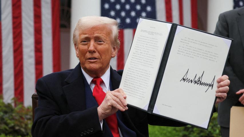 Los socios comerciales de Estados Unidos amenazaron el jueves con responder a la andanada de aranceles anunciada en la víspera por el presidente estadounidense, Donald Trump, pero dejaron la puerta abierta al diálogo.
¡Síguenos en nuestras redes sociales para mantenerte informado!
Twitter: https://twitter.com/eleconomista
Facebook: https://www.facebook.com/ElEconomista.mx
Instagram: https://www.instagram.com/eleconomistamx
LinkedIn: https://www.linkedin.com/company/el-economista/
#ElEconomista #EETV