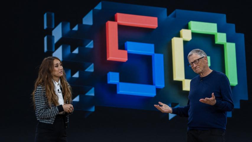El exdirector ejecutivo de Microsoft, Bill Gates, conversa con la actriz Brenda Song durante un evento que celebra el 50.º aniversario de Microsoft,