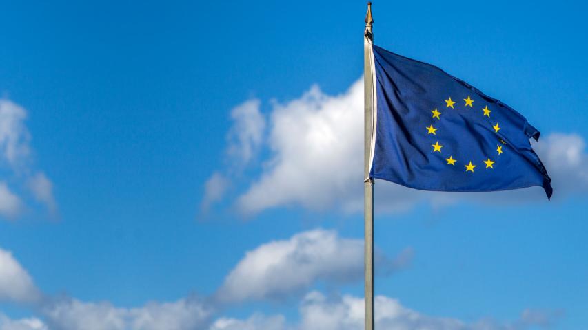 La Unión Europea suspenderá por 90 días los aranceles contra Estados Unidos que estableció como una contramedida por la tarifa de 25% que las aduanas estadounidenses cobran a las importaciones de acero, aluminio y derivados de ambos metales originarios de ese bloque europeo.