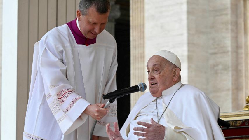 El Papa Francisco habla durante la Misa del Domingo de Ramos en la Plaza de San Pedro en el Vaticano.