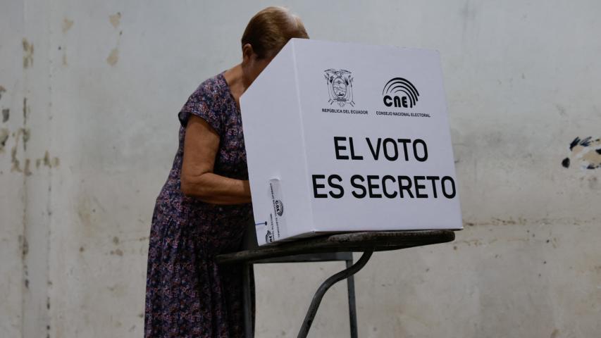 Una votante hace su selección.
