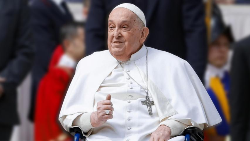 El papa Francisco, convaleciente tras una grave neumonía bilateral, apareció el domingo por sorpresa en la plaza de San Pedro del Vaticano, donde saludó a los fieles y religiosos durante la misa del Domingo de Ramos.
¡Síguenos en nuestras redes sociales para mantenerte informado!
Twitter: https://twitter.com/eleconomista
Facebook: https://www.facebook.com/ElEconomista.mx
Instagram: https://www.instagram.com/eleconomistamx
LinkedIn: https://www.linkedin.com/company/el-economista/
#ElEconomista #EETV