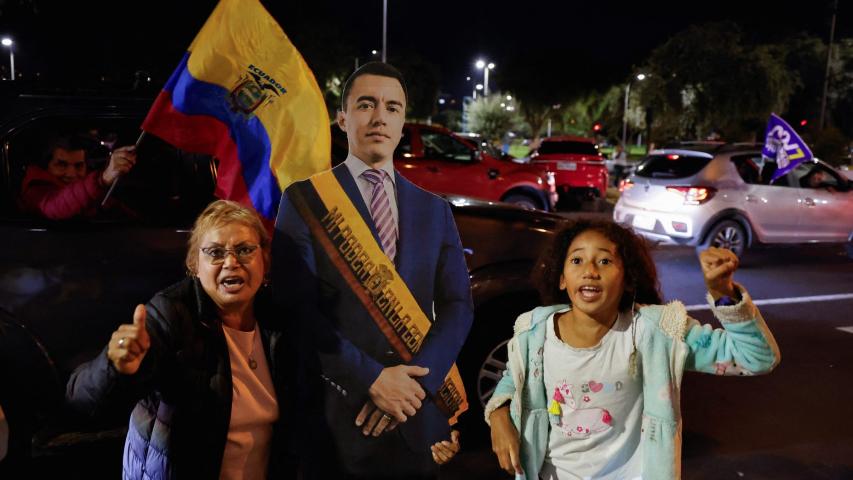 Miles de personas salieron a las calles de Quito tras el triunfo del presidente Noboa en las elecciones de este domingo.