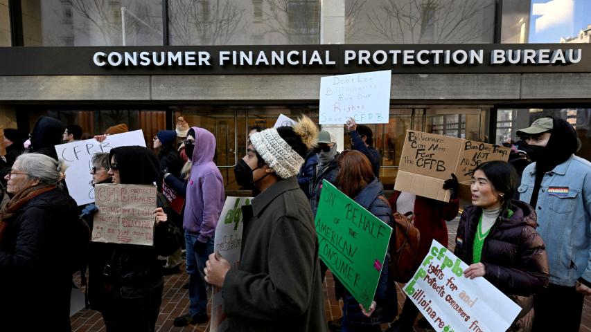 Protestas afuera de la sede de la Agencia de Protección al Consumidor. Foto: Reuters