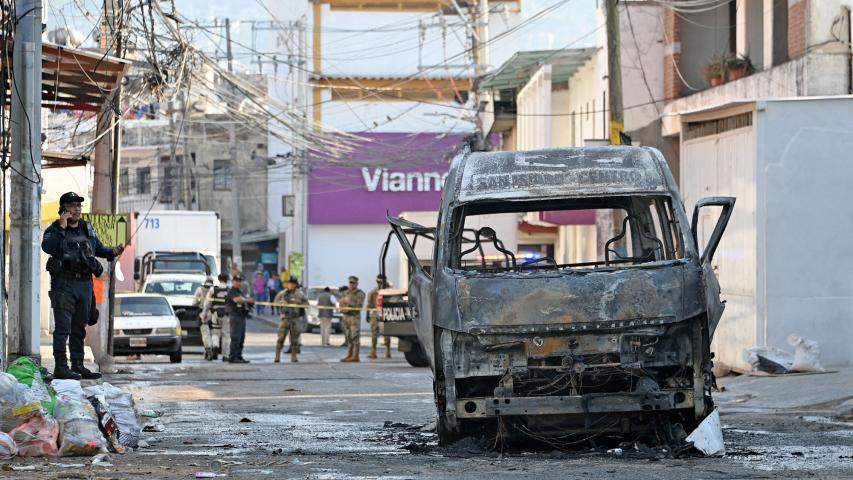 Un camión fue quemado en las calles de Acapulco, Guerrero. Foto: AFP