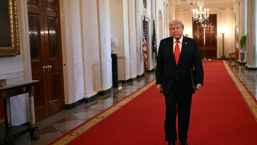 La mayoría de analistas coinciden en que el magnate republicano no tiene el poder legal para destituir al jefe de la Fed ni a ninguno de los miembros.
Para más información del tema, visita: https://www.eleconomista.com.mx/internacionales/plena-guerra-comercial-trump-redobla-presion-sobre-fed-20250419-755509.html
¡Síguenos en nuestras redes sociales para mantenerte informado!
Twitter: https://twitter.com/eleconomista
Facebook: https://www.facebook.com/ElEconomista.mx
Instagram: https://www.instagram.com/eleconomistamx
LinkedIn: https://www.linkedin.com/company/el-economista/
#ElEconomista #EETV