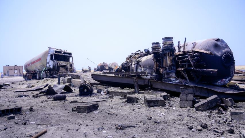 Vehículos incendiados yacen cerca del puerto de Ras Issa, en la provincia yemení de Hodeida, tras los presuntos ataques estadounidenses del 18 de abril de 2025.