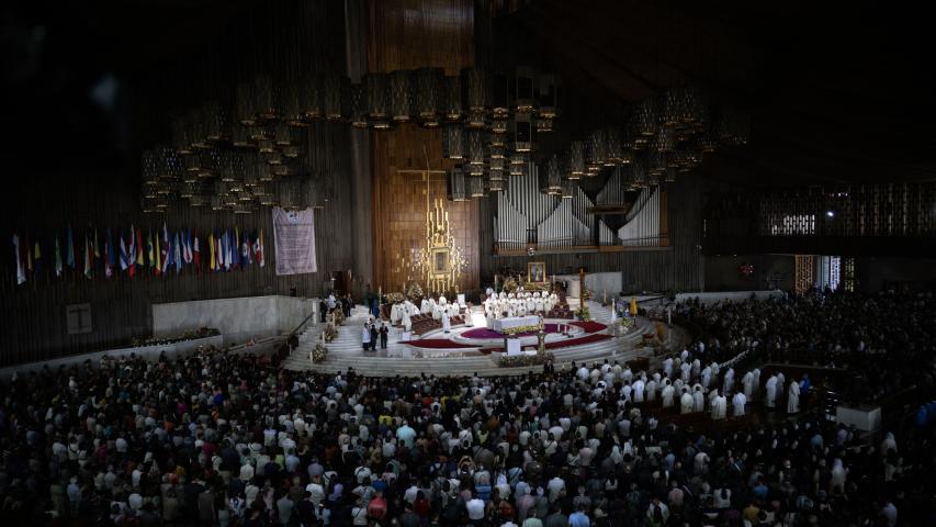 Vista de la Basílica de Guadalupe en la Ciudad de México durante un servicio religioso por la muerte del Papa Francisco el 21 de abril de 2025.
