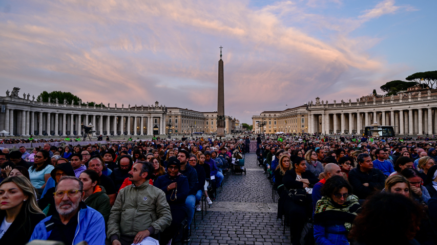 Fieles reunidos para rezar el rosario en la Plaza de San Pedro en el Vaticano, tras el fallecimiento del papa Francisco.
