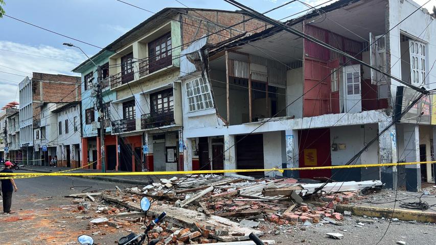En las calles los pobladores transitaban esquivando escombros, otros intentaban remover una pared que se desprendió de un edificio y cayó a la calle.