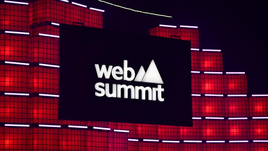 Escenario principal de la Web Summit Rio 2025.