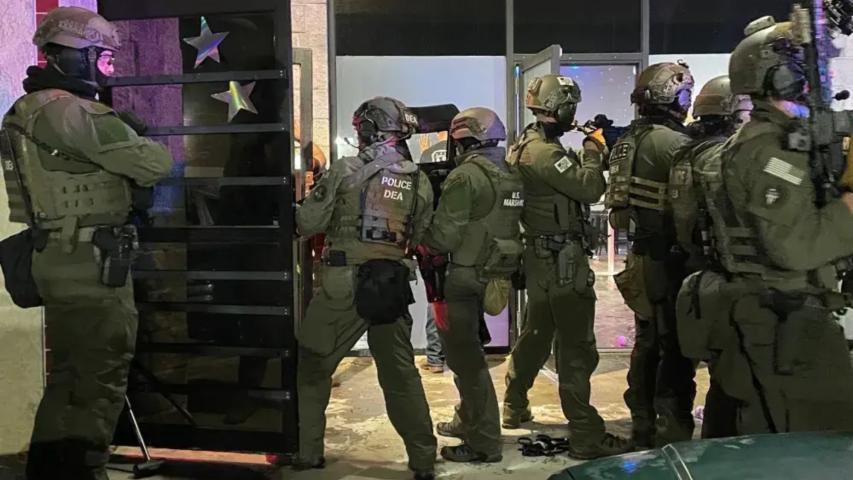 Efectivos de la agencia antidrogas de EU realizaron una redada en un club nocturno.