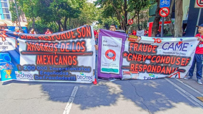 Afectados por la financiera CAME se manifestaron este martes en la Ciudad de México. Foto: Sebastian Estrada.