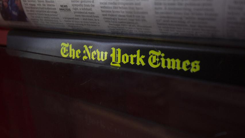 En su plataforma Truth Social, Trump criticó duramente la cobertura del New York Times sobre su demanda contra Paramount, propietario de CBS.
