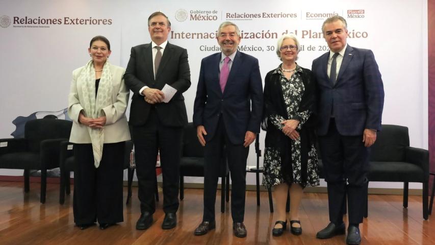 María Teresa Mercado, Marcelo Ebrard, Juan Ramón de la Fuente, Raquel Serur y Francisco Cervantes Díaz durante la presentación de la estrategia de "Internacionalización del "PlanMéxico". Foto: x.com/SRE_mx/