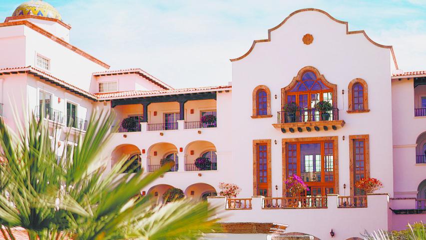 Las playas doradas, la arquitectura colonial, los jardines exuberantes y las vistas al Mar de Cortés hacen de Hacienda del Mar Los Cabos un destino imperdible para quienes buscan lujo, tradición y descanso en familia.