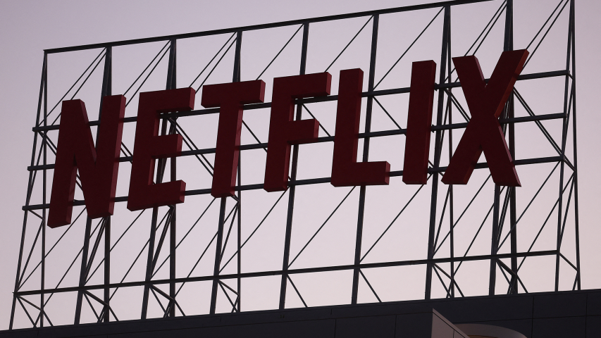Netflix logo en edificio.