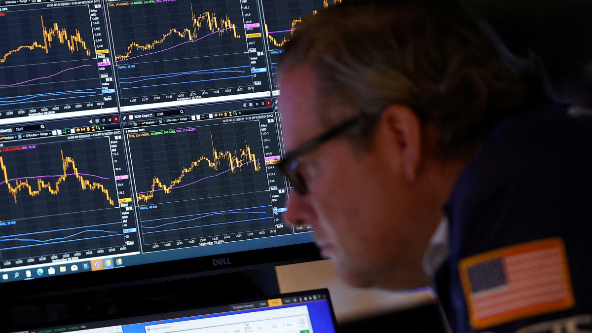 Wall Street closes with losses; market studies labor and inflation data