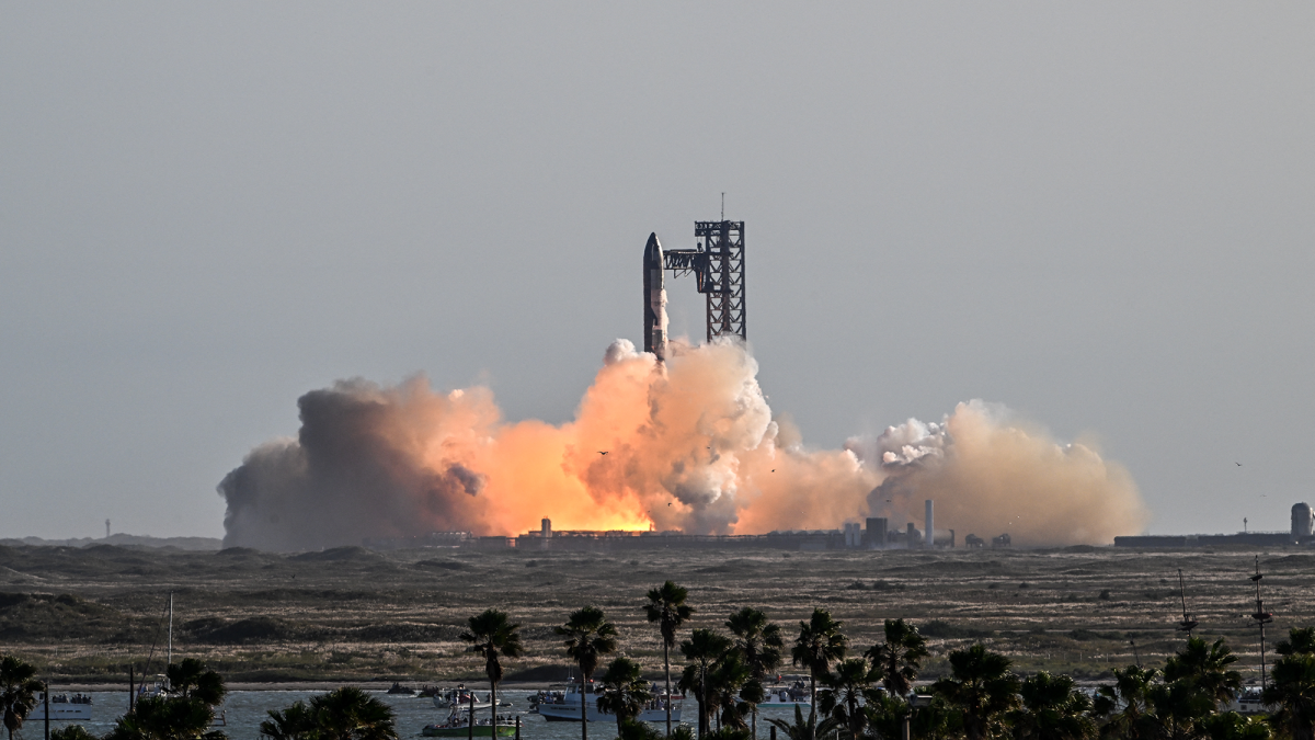 SpaceX fails to repeat propellant capture in test launch, with Trump as a witness