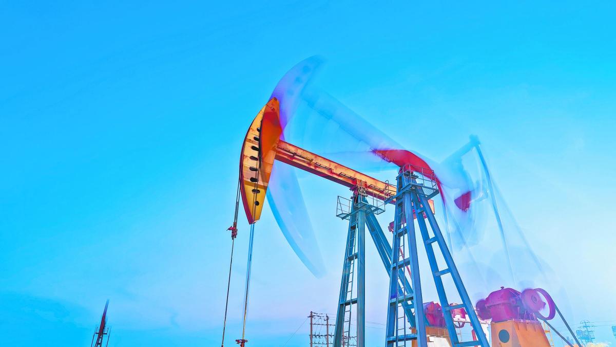 Precios del petróleo cierran con ligeras ganancias ante tensiones geopolíticas