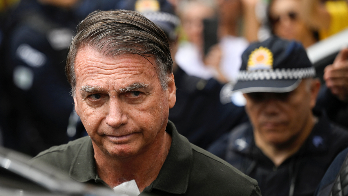 Bolsonaro sale del hospital para volver a prisión tras más de una semana internado