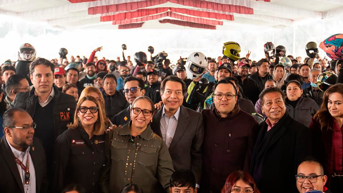 Encabeza titular de la SEP la entrega de cascos de seguridad por parte del Gobierno del Estado de México a personas que obtuvieron el certificado