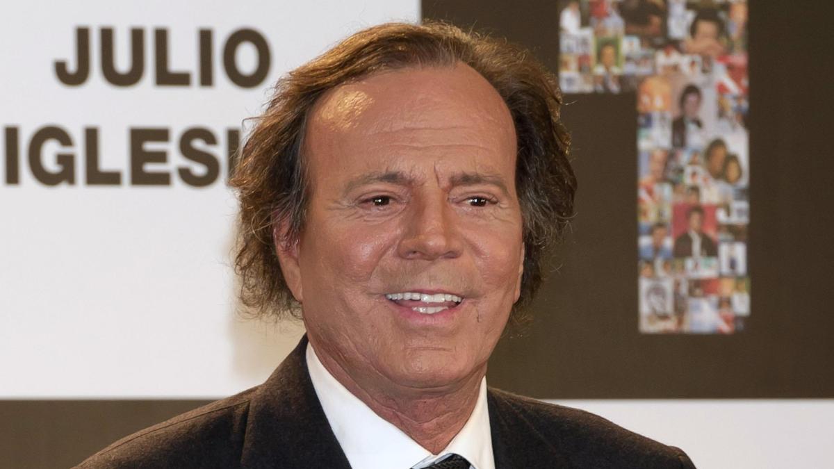 Julio Iglesias se defiende de denuncias de trata y abuso sexual publicando mensajes de sus exempleadas